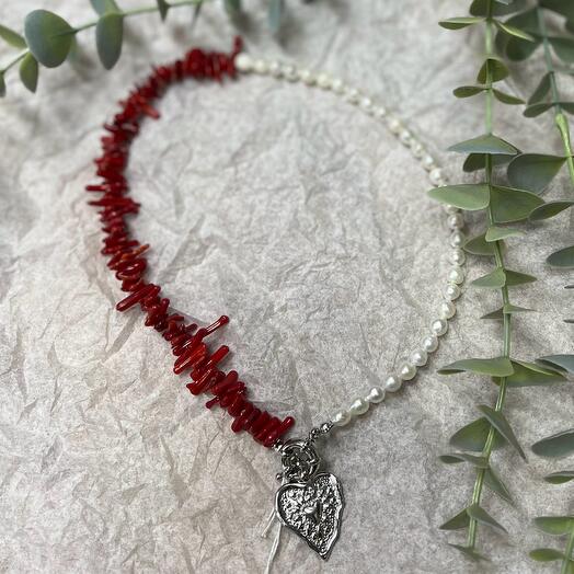 Колье ручной работы из натурального жемчуга и коралла