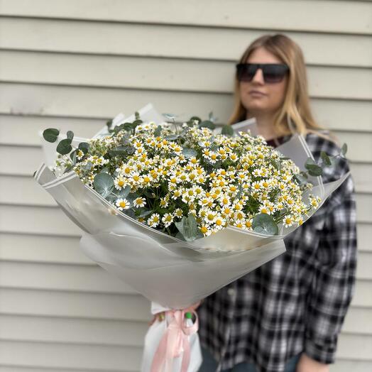 Букет из ромашки и эвкалипта в дизайнерской упаковке 🌼
