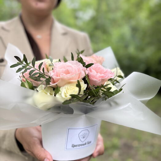 Розовые и белые розы с фисташкой в Букет-комплименте XS623