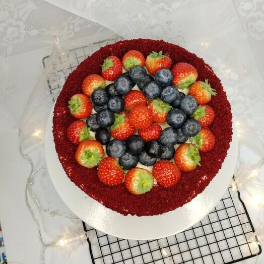 Красный бархат с клубникой , вес 2 кг, на 10 -12 порций