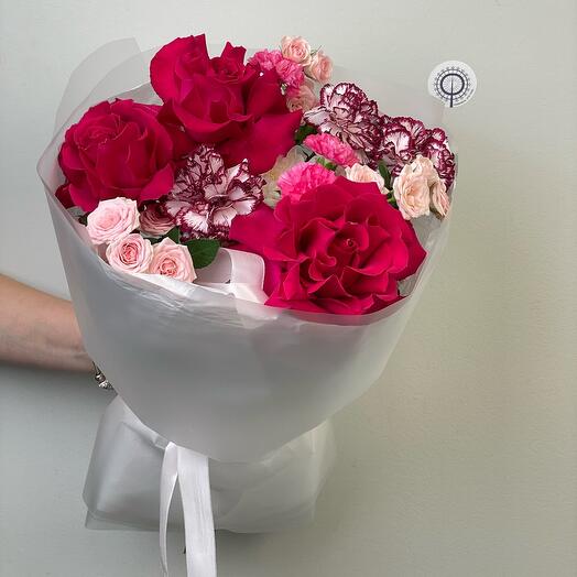 Сборный букет из ярких французских роз