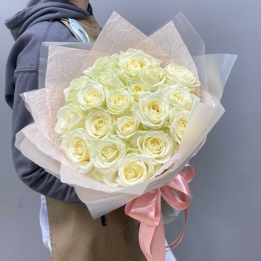 Букет белых роз Аваланж 19 шт в упаковке