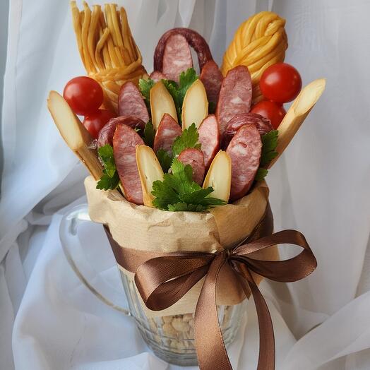 Сьедобный мясной букет из колбас и сыра в стакане с орешками