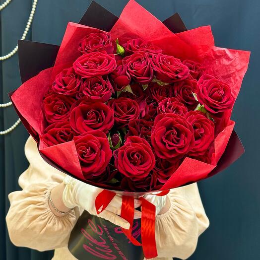 Букет крупных кустовых роз - алые розы