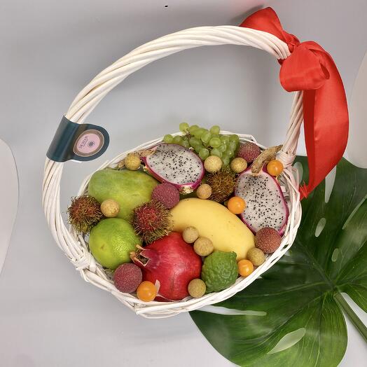 Корзина с тропическими фруктами