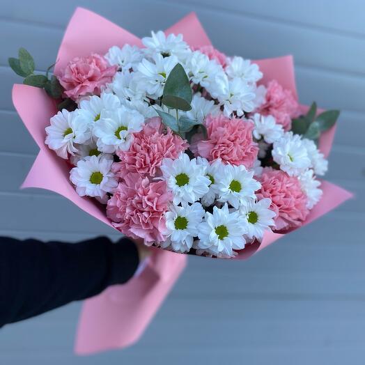 Стойкий букет с ромашкам и диантусами