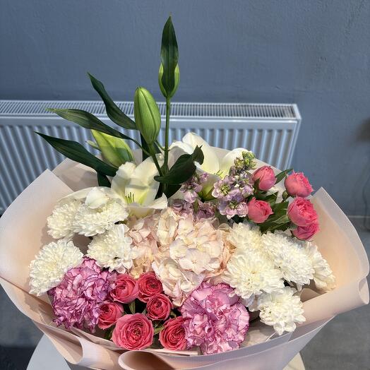 Авторский нежный букет в композиции лилии