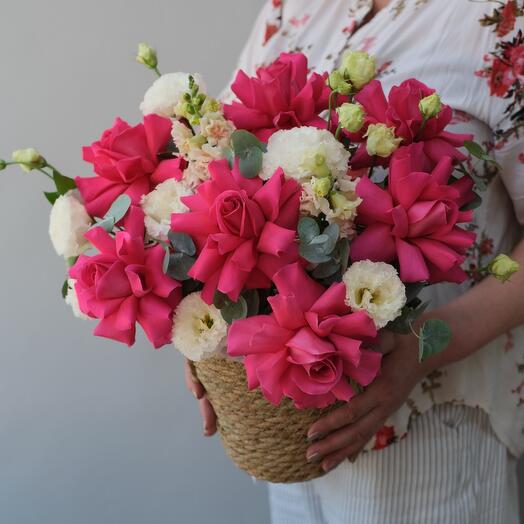 Розы и эустома в корзинке