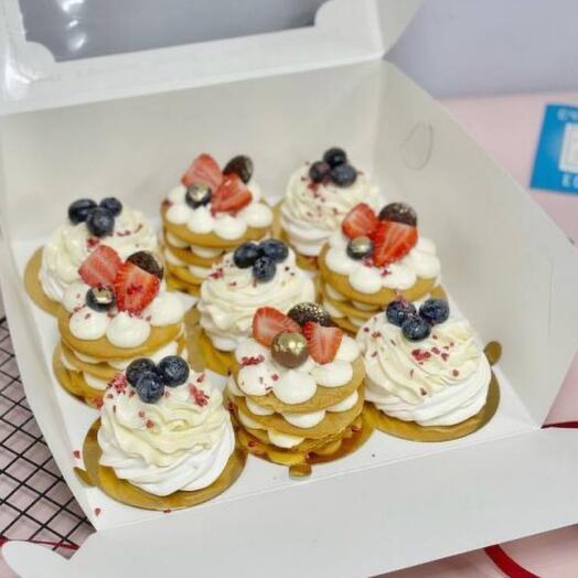 Набор пирожных Павлова и Медовик со свежими ягодами