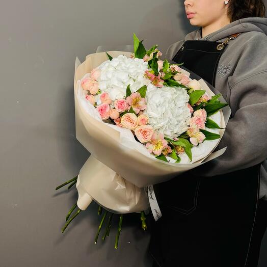 Гортензия, кустовая роза и альстромерии