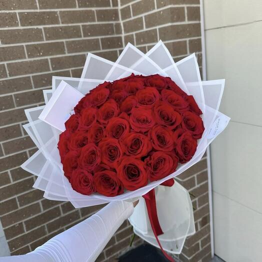 Букет алых роз 37 шт