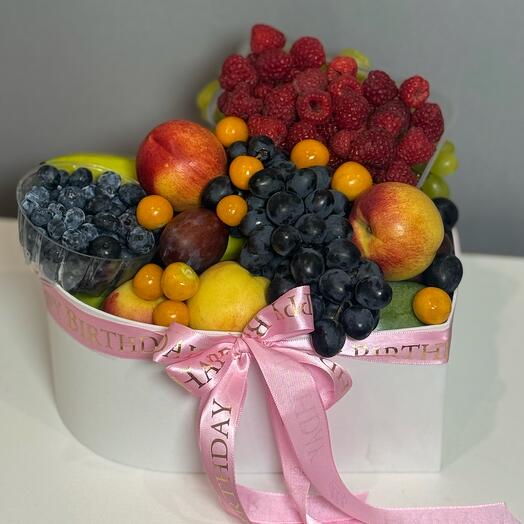 Коробочка сердцем с ягодами и фруктами