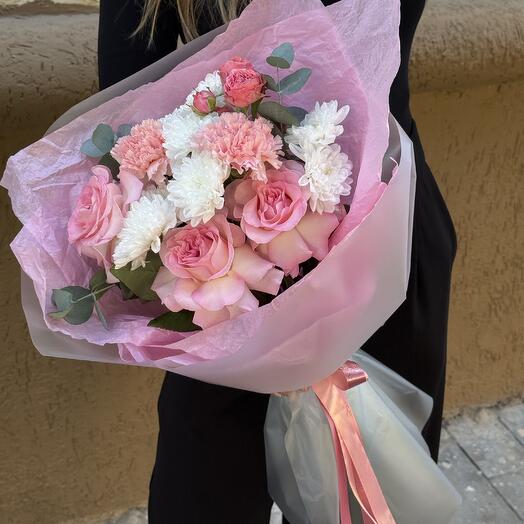 Букет из роз и кустовой розы