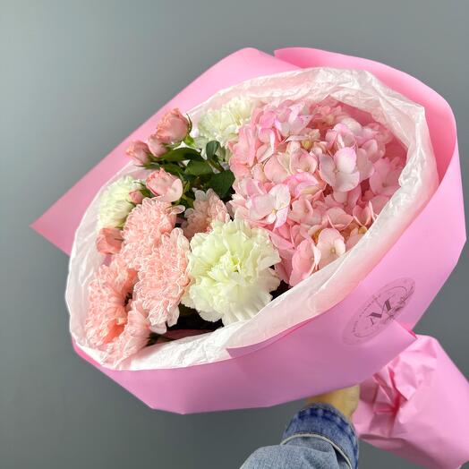 Нежный розовый букет с гортензией и диантусами