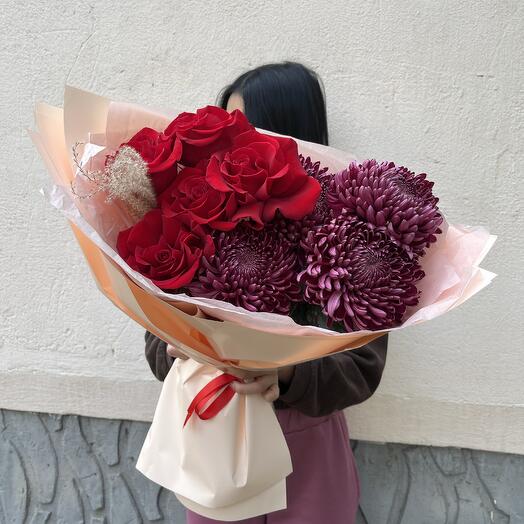 Осенний букет с хризантемой бигуди и розами