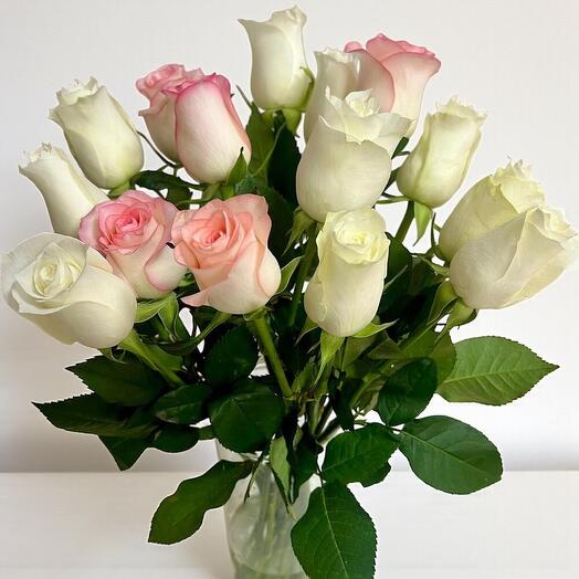 Букет из белых и розовых роз – 15 свежих роз в классическом стиле