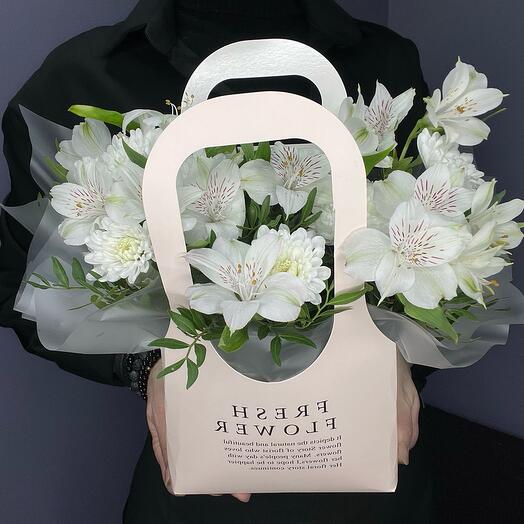 Сумочка с альстромерией и кустовой хризантемой
