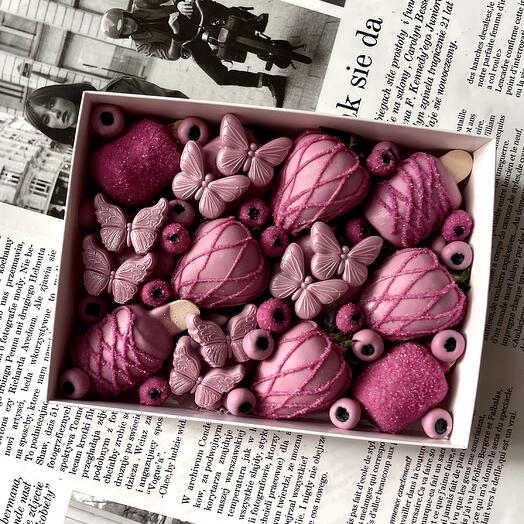 Клубника, бананы, финики и голубика в белом шоколаде