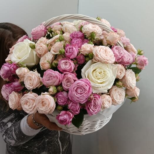 Корзина с цветами из роз , пионовидной кустовой розы