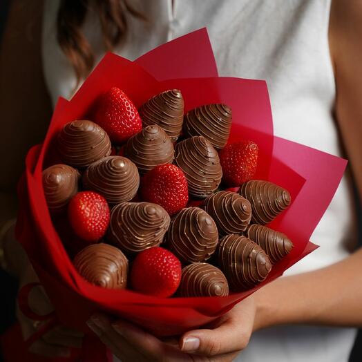 Букет S размера со свежей клубникой