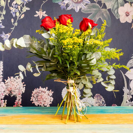 Ramo de 3 rosas rojas, eucalipto y vara de oro (incluye papel decorativo y lazo)