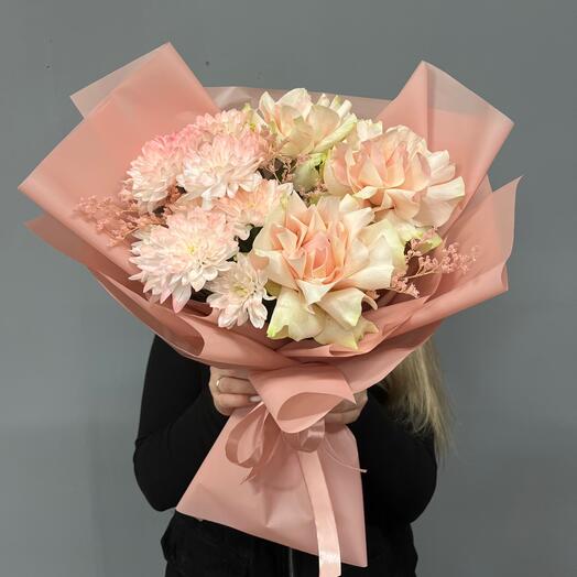 Букет в пудровых оттенках из роз и хризантем