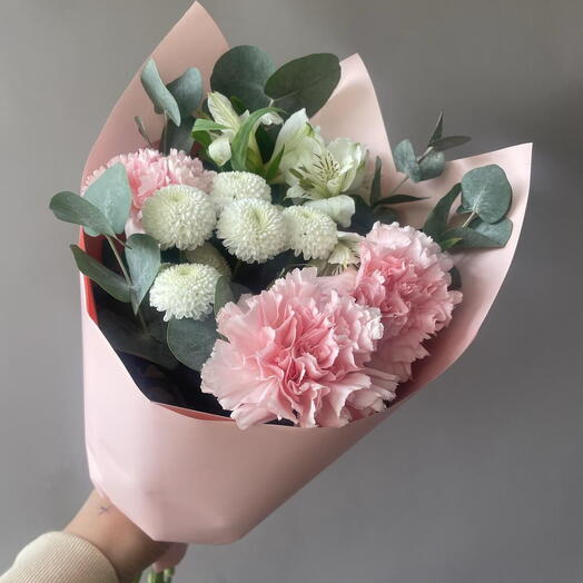 Букет с хризантемой и альстромерией и диантусом