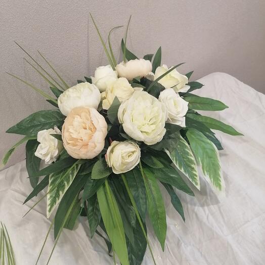 Цветочная композиция из искусственной зелени