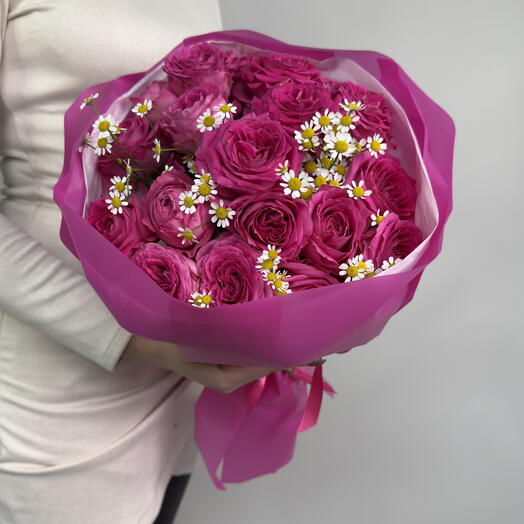 Яркие малиновые розы с матрикарией букет les fleur (В0130)