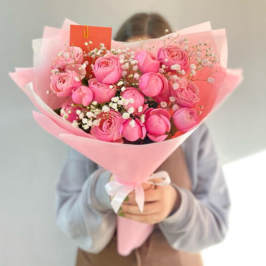 Букет пионовидных кустовых роз и гипсофилы🎀