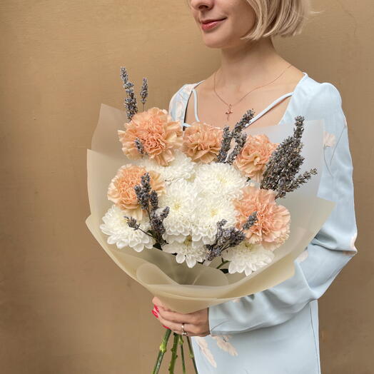 Букет из белой кустовой хризантемы, карамельных гвоздик и лаванды "Персиковый рассвет"