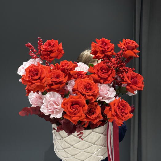 Розы французские с илексом и эвкалиптом корзине