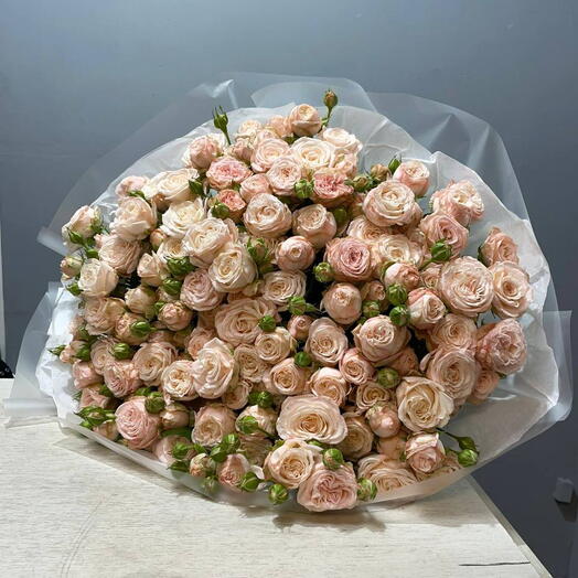 Букет из 31 нежной кустовой розы