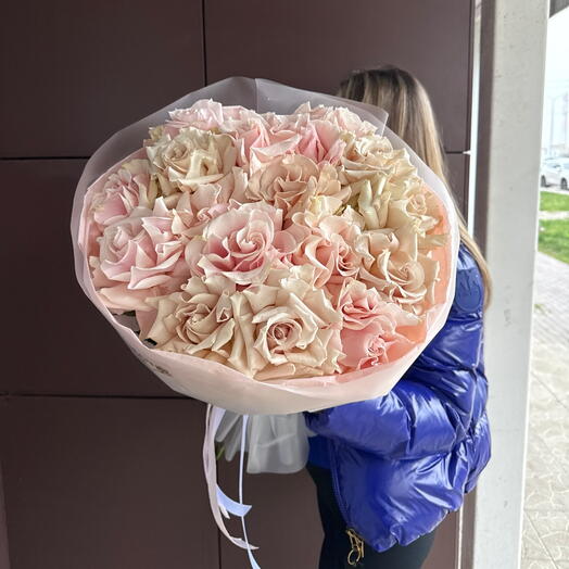 Розовое кружево с французскими розами