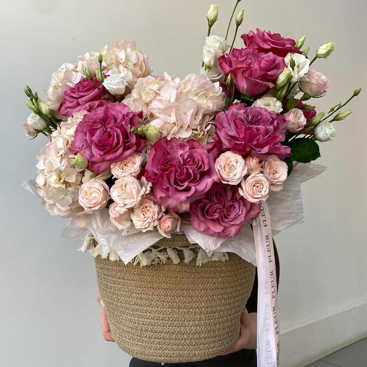 Корзина с гортензией и пионовидными розами ️