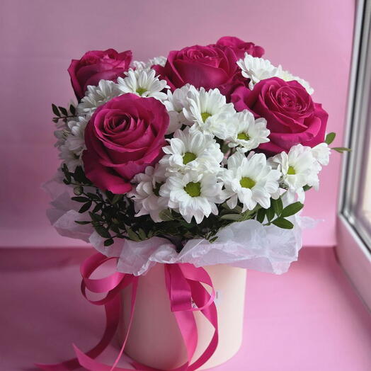 Caja de rosas y margaritas