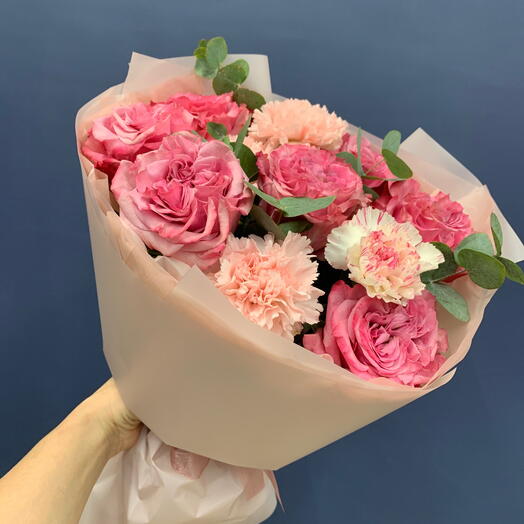 Букет пионовидных роз с диантусами💘