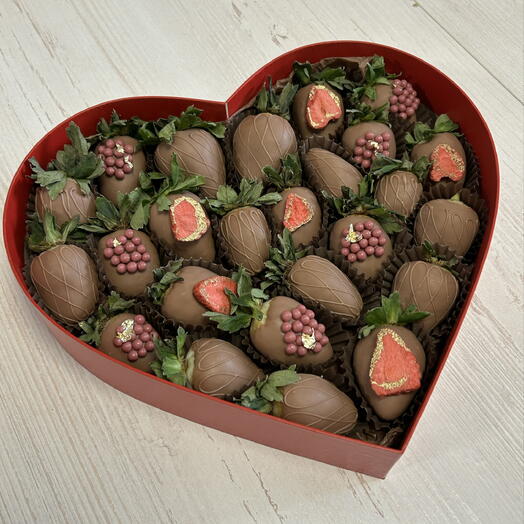 Premium box «Сердце с клубникой в шоколаде»