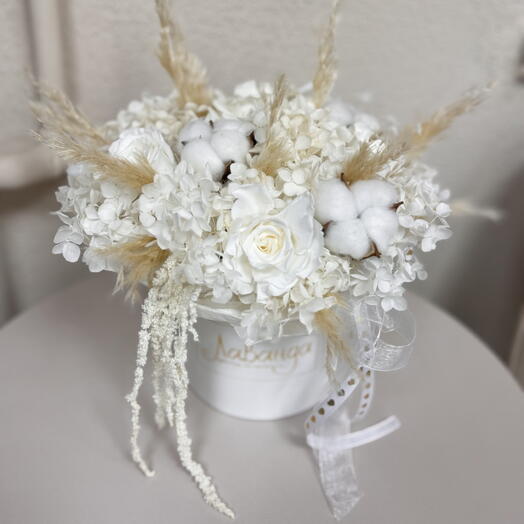 Композиция белая миди из сухоцветов и стабилизированных цветов