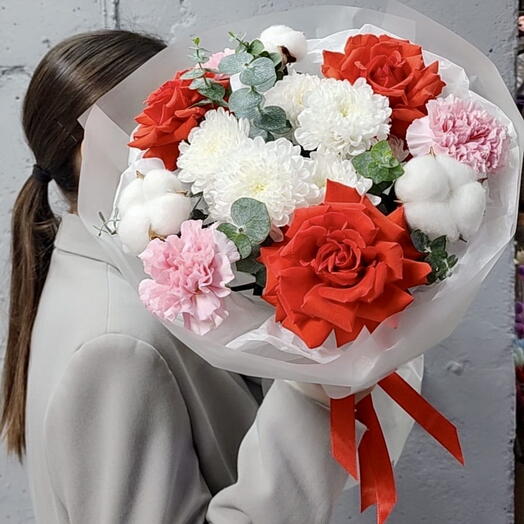 Букет французских роз, диантусов, кустовых хризантем и эвкалипта