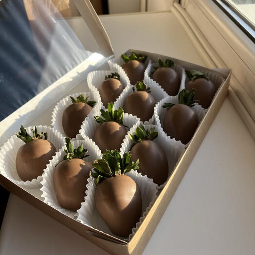 Набор клубники в шоколаде 12 штук