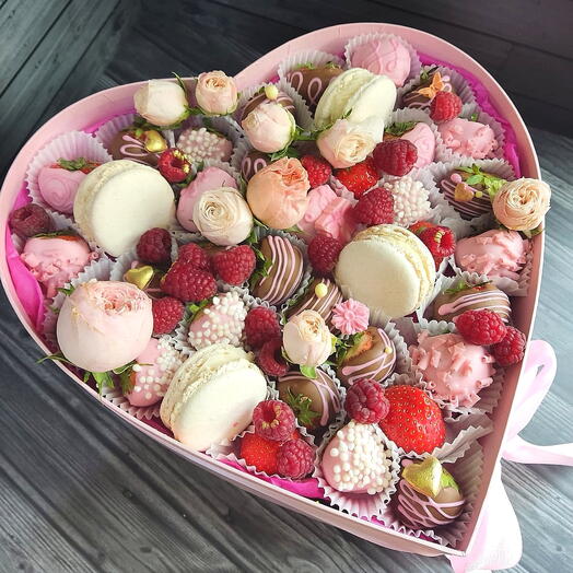 «Мамин рай» клубника в шоколаде с живыми  цветами