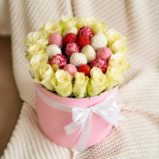 Цветы в коробке розы и клубника в шоколаде