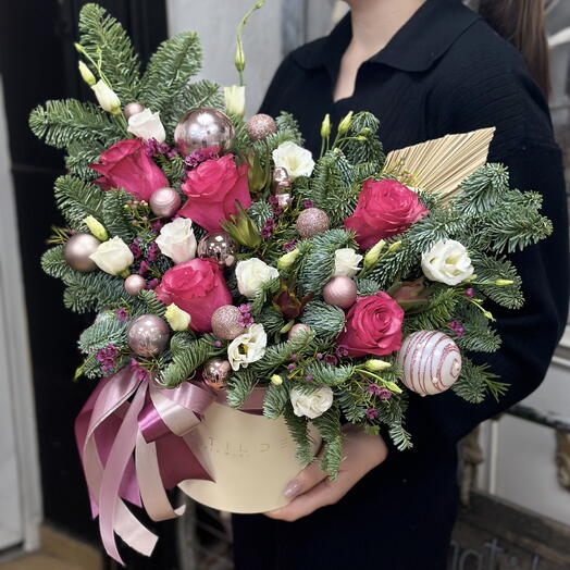 Новогодняя композиция с живыми цветами