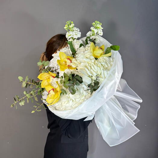 Букет из гортензии, орхидеи и маттиолы