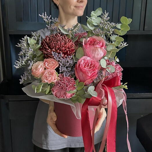 Осенняя композиция в шляпной коробке с сезонной хризантемой, пионовидными розами, диантусами(гвоздиками) и эвкалиптом