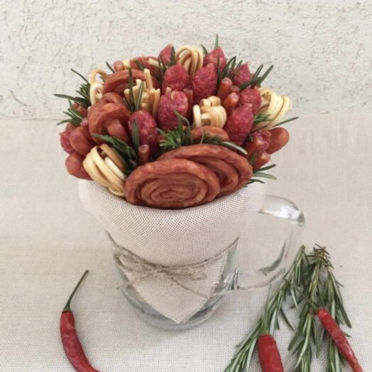 Мясная композиция в пивной кружке. Подарок коллеге, мужчине, брату, мужу