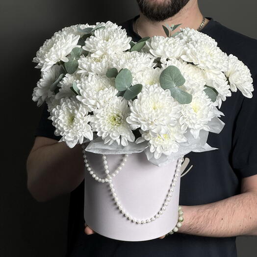 Композиция из хризантемы с элегантной ниточкой жемчуга