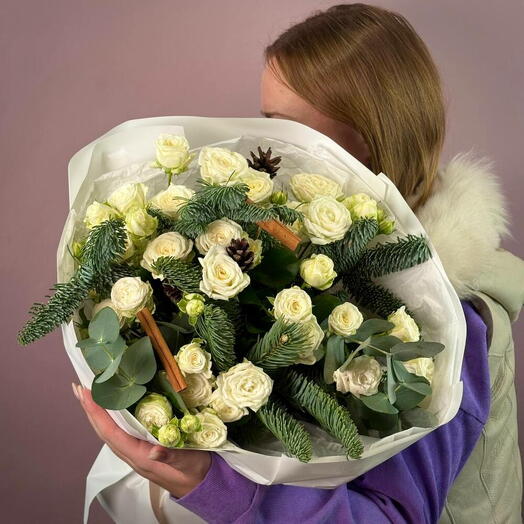 Зимний еловый букет с белыми кустовыми розами и корицей