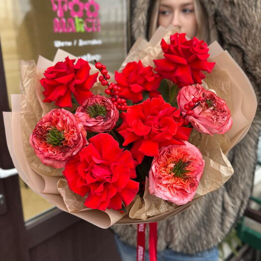 Букет «Глинтвейн» с французскими и пионовидными розами и илексом ❣️
